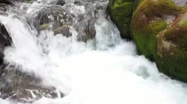 Yavaş Çekimde Dağın Üzerindeki Nehirde İHA Turnası