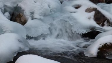 Kışın Kayalık Nehrin Kapanışı Yavaş Çekimde Kar ve Buz