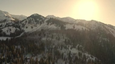 Karlı Dağ Tepelerinin Üzerindeki Güneş Drone Uçağı
