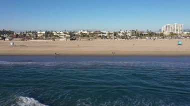 İnsansız hava aracı Pasifik Okyanusu 'nun üzerinde Huntington Sahili' nde Sahile bakan