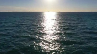 İnsansız Hava Aracı Pasifik Okyanusu 'nun üzerinden Güneş ve Gemilerle Ufukta Hızla Uçuyor