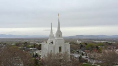 Hava Aracı İlkbaharda LDS Brigham City Tapınağına doğru uçuyor.