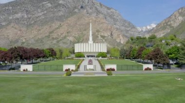 Hava Aracı Baharda Gündüz Utah Tapınağı 'na doğru uçuyor.