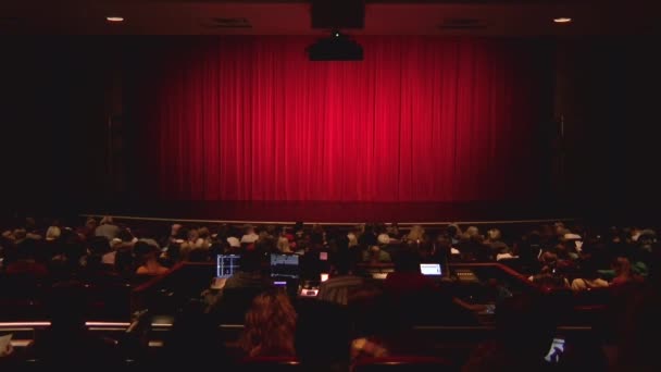 Opname Van Een Theaterpodium Met Een Groot Publiek — Stockvideo