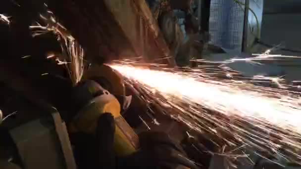 一种电动磨床 研磨金属并喷出火花 — 图库视频影像