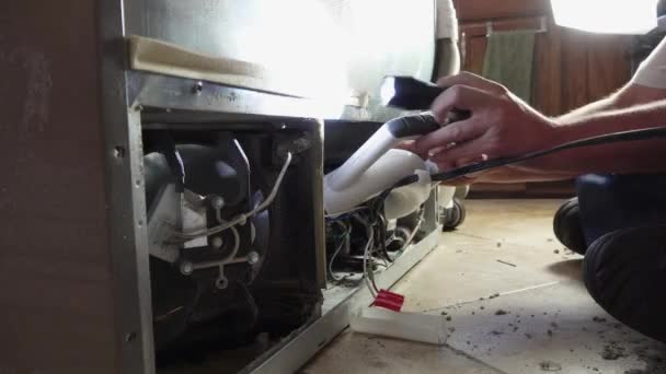 Repairman Vacuuming Out Back Fridge — Stok video