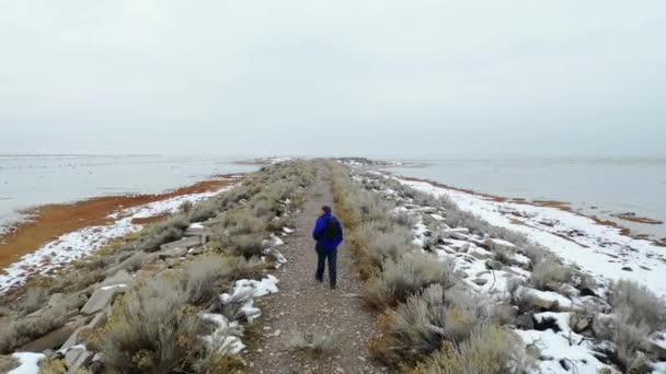 Triste Día Invierno Mientras Hombre Camina Sobre Dique — Vídeo de stock