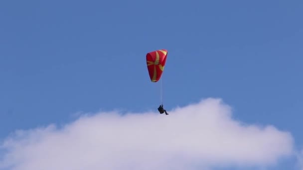 Paraglider Red Parachute Wing Flying Blue Sky Clouds — ストック動画