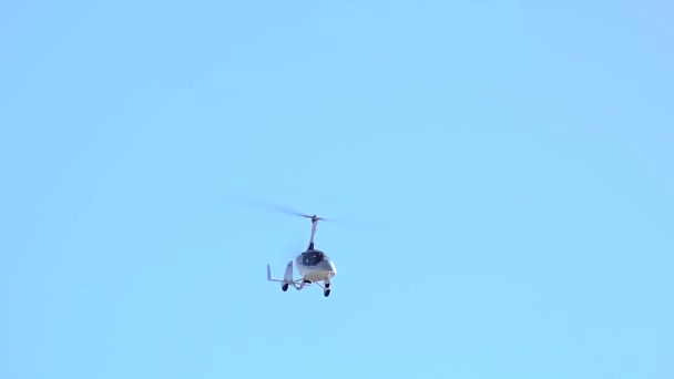 Gyrocopter Flying Blue Sky — Stock Video