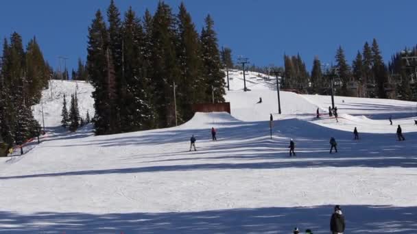 Pessoas Esqui Snowboarding Slope Ski Resort — Vídeo de Stock