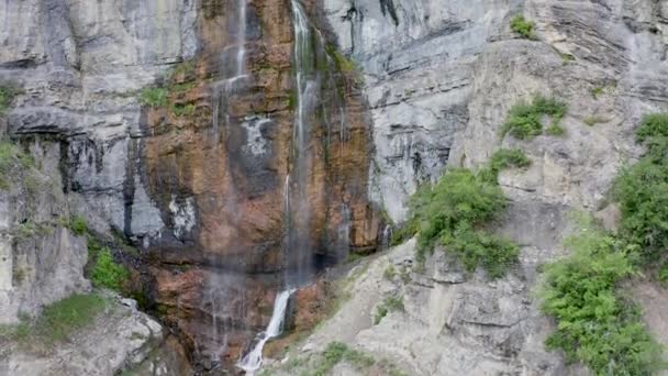 Aerial Drone Fly Rocky Mountainside Showing Multiple Waterfalls Summer — 图库视频影像