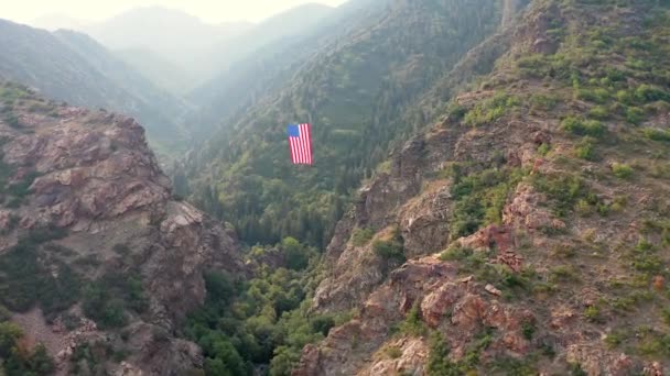 Aerial Drone Flying American Flag Hung Mountain Cliffs — 图库视频影像