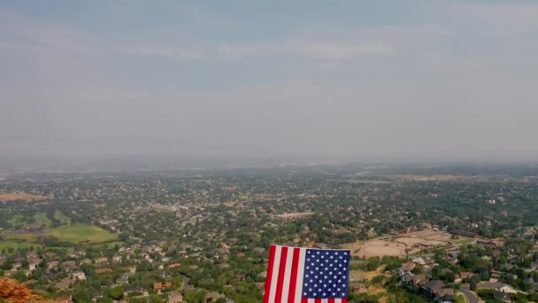 Aerial Drone Flying American Flag Hanging Mountain Cliffs — 图库视频影像