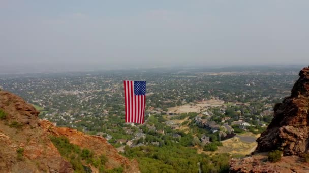 Drone Aerial American Flag Hanging Mountain Ridges Valley City — 图库视频影像