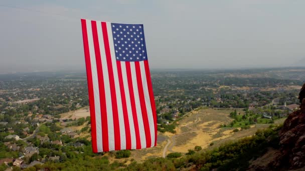 Statische Shot Van Amerikaanse Vlag Opgehangen Tussen Kliffen Met Uitzicht — Stockvideo