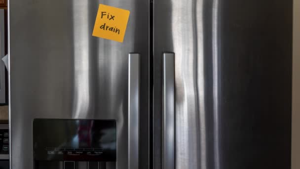 Снимаем Ноты Дверце Холодильника Успеть Наконец Расслабиться — стоковое видео