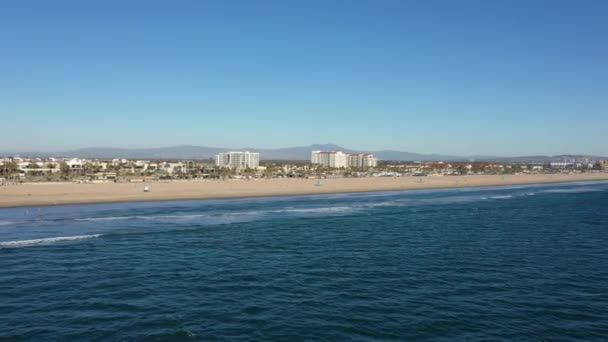 Drone Aerial Water Facing Shoreline Huntington Beach California Late Afternoon — Stockvideo