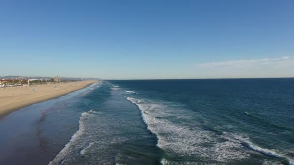 Drone Aerial Huntington Beach Καλιφόρνια Κοιτάζοντας Κάτω Από Την Ακτογραμμή — Αρχείο Βίντεο