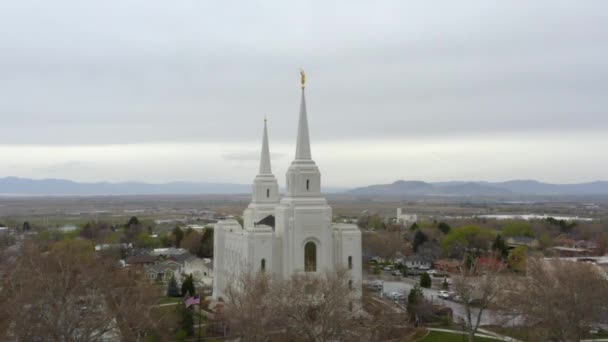 Drohne Fliegt Frühling Tagsüber Auf Lds Brigham City Tempel — Stockvideo