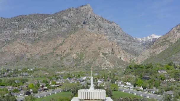 Aerial Drone Tilt Provo Utah Temple Day Spring — Stockvideo