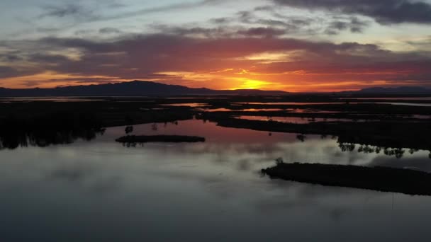 Drone Güneş Batımında Göle Inişi Yüzeyine Yansıyor — Stok video