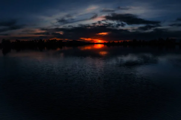 Pôr Sol Colorido Com Nublado Céu Refletindo Superfície Uma Lagoa — Fotografia de Stock