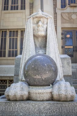 Masonik bir tapınakta küreyi tutan bir sfenksin granit heykeli.