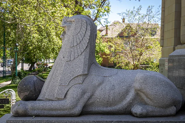 Statue Granit Sphinx Tenant Une Orbe Dans Temple Maçonnique — Photo