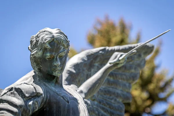 Estatua Micheal Estatua Del Arcángel Sosteniendo Una Espada Cementerio —  Fotos de Stock