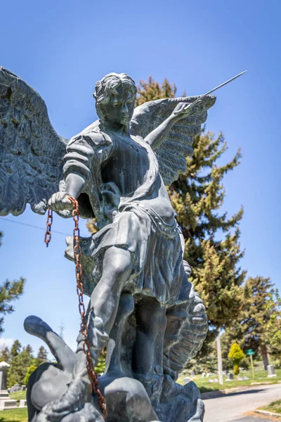 Estatua Micheal Estatua Del Arcángel Sosteniendo Una Espada Cementerio —  Fotos de Stock