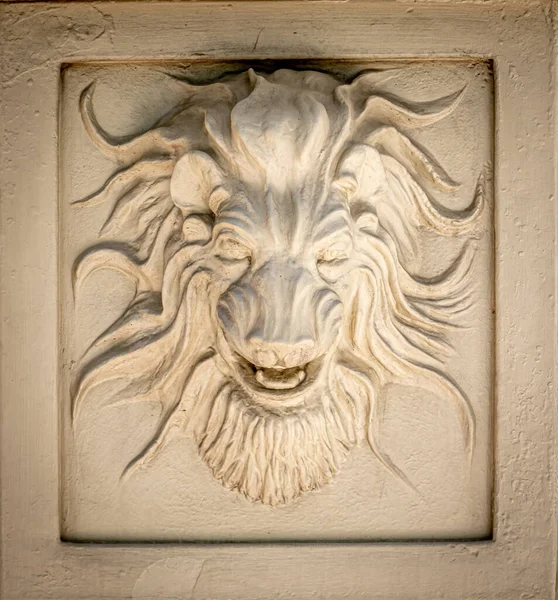 Zbliżenie Brązowe Kolorowe Głowy Lwa Dekoracji Ścian Zewnętrznych Ścianie Budynku — Zdjęcie stockowe