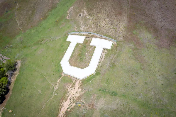 ユタ州ソルトレイクシティの上の山のユタ大学のUランドマーク — ストック写真