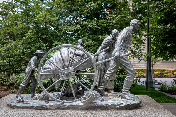 Salt Lake City, Utah 'a seyahat eden Mormon el arabası öncüleri için tarihi öncü heykel