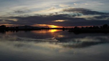 Bir Su Kuşunu İzleyen Hava Aracı Gün Batımında Bir Gölün Yüzeyinde Kameraya Doğru Yüzüyor
