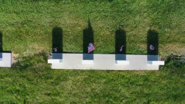 Беспилотник Смотрит Прямо Вниз Поднимается Надгробия Американским Флагом Поле Надгробий — стоковое видео