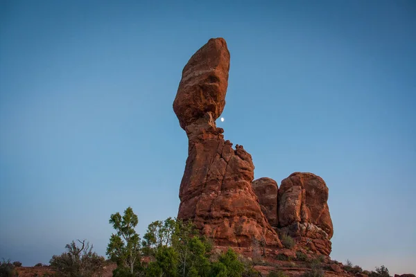 Balanserad Klippa Med Månen Vid Arches Nationalpark Utah — Stockfoto