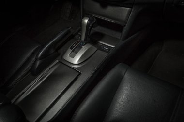 Siyah deri döşemeli arabanın içi.