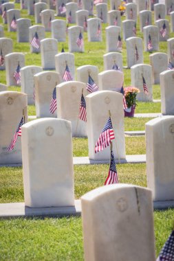 Anma Günü için Amerikan bayraklarıyla süslenmiş askeri mezar taşları.