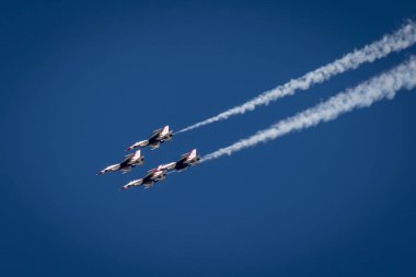 Birleşik Devletler Thunderbird 'leri bir hava gösterisinde hava dublörlüğü yapıyor.