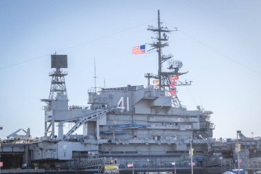 Tarihi Amerikan uçak gemisi San Diego Körfezi 'ne yanaştı.