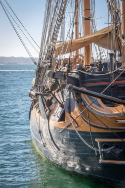 Tarihi bir yelkenli gemisinin sancak tarafında