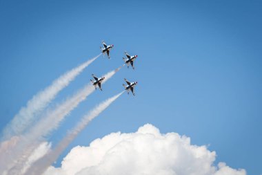 Birleşik Devletler Thunderbird 'leri bir hava gösterisinde hava dublörlüğü yapıyor.