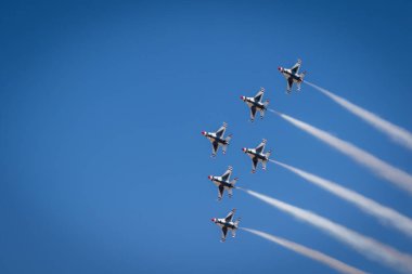 Birleşik Devletler Thunderbird 'leri bir hava gösterisinde hava dublörlüğü yapıyor.