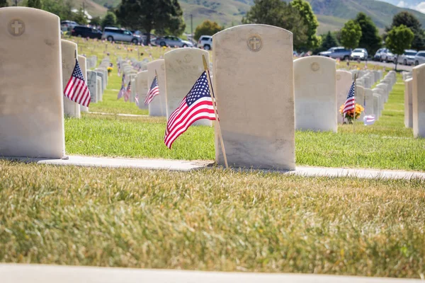 Marcadores Militares Túmulos Decorados Com Bandeiras Americanas Para Memorial Day — Fotografia de Stock