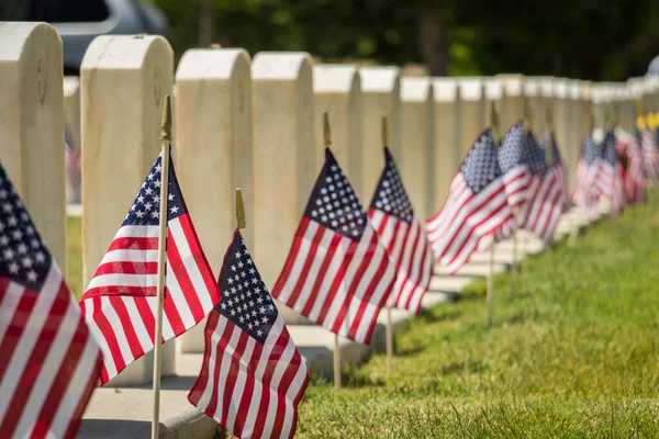 Militära Gravstenar Och Amerikanska Flaggor Minnesdagen Grunt Djup Fält — Stockfoto