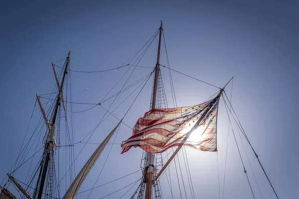 Amerikansk Flagga Bakgrundsbelyst Solen Hängande Från Masten Segelbåt — Stockfoto