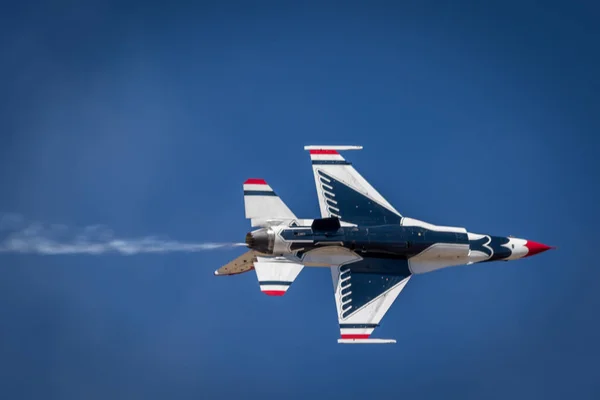 Birleşik Devletler Thunderbird 'leri bir hava gösterisinde hava dublörlüğü yapıyor.