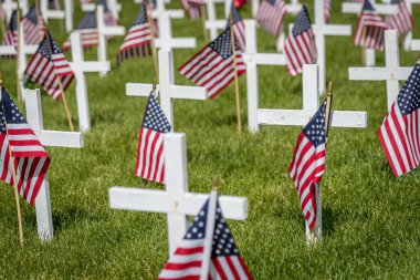 Anma Günü için Amerikan bayraklarıyla süslenmiş askeri mezar taşları.