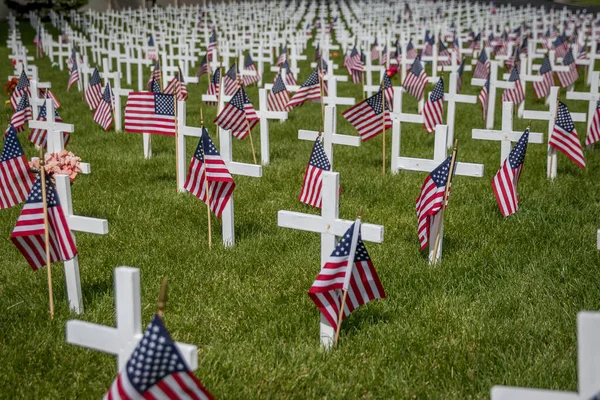 Militära Gravmärken Dekorerade Med Amerikanska Flaggor För Minnesdagen — Stockfoto