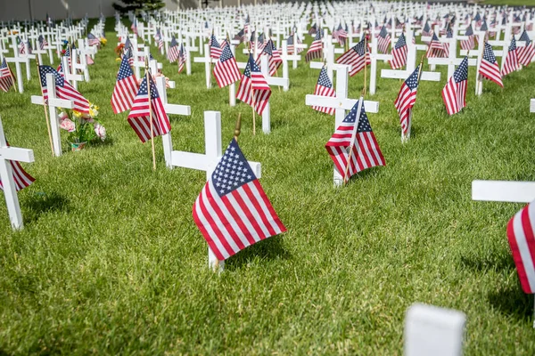 Militära Gravmärken Dekorerade Med Amerikanska Flaggor För Minnesdagen — Stockfoto
